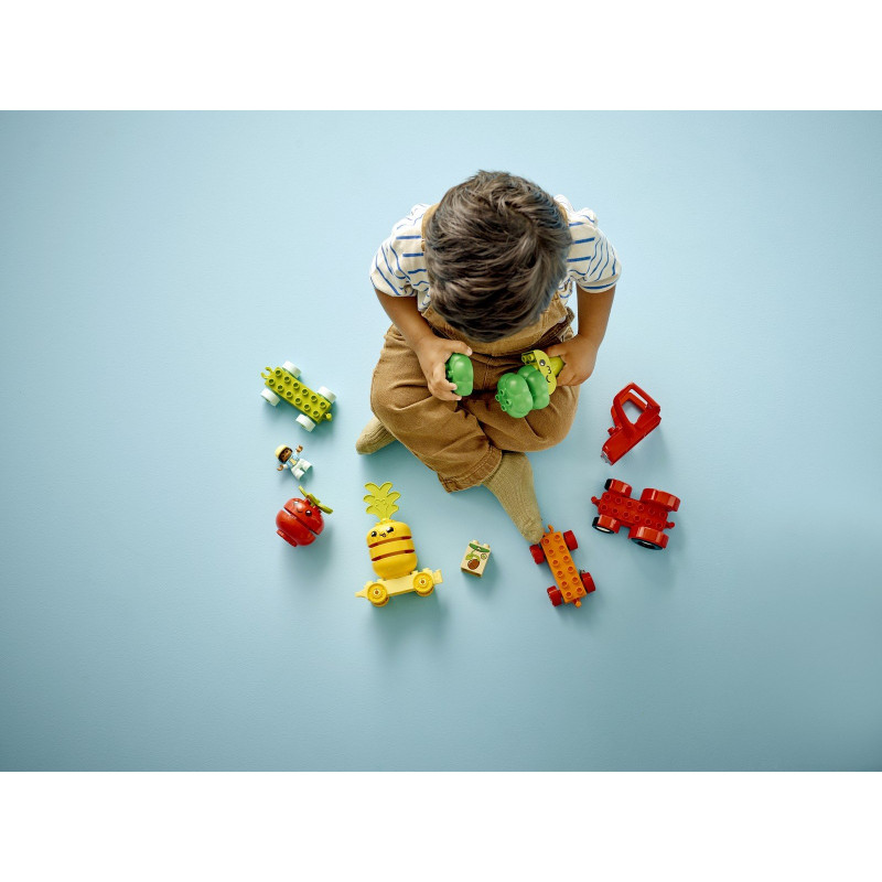 Traktor se zeleninou a ovocem