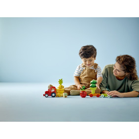 Traktor se zeleninou a ovocem