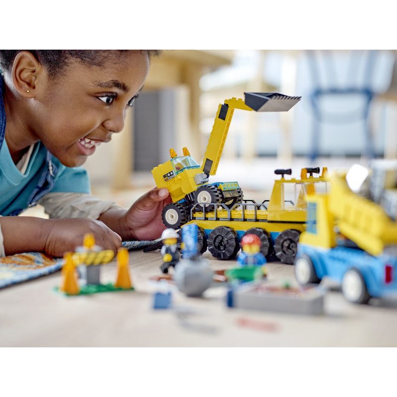 Vozidla ze stavby a demoliční koule Vozidla ze stavby a demoliční koule