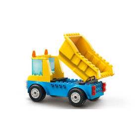 Vozidla ze stavby a demoliční koule Vozidla ze stavby a demoliční koule