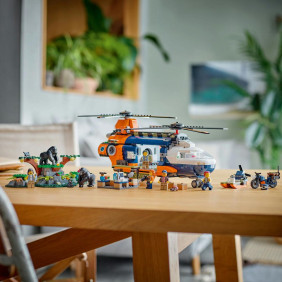Helikopt&eacute;ra na průzkum džungle v z&aacute;kladn&iacute;m t&aacute;boře