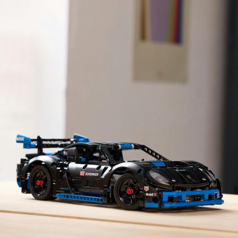 Z&aacute;vodn&iacute; auto Porsche GT4 e-Performance