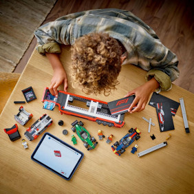 Kamion F1® s vozy F1® RB20 a AMR24