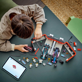 Garáž F1® a vozy Mercedes-AMG a Alpine