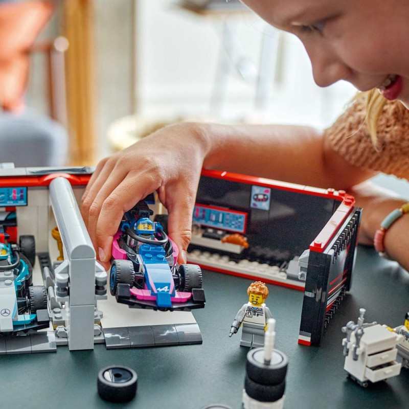 Garáž F1® a vozy Mercedes-AMG a Alpine