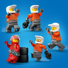 Zastávka v boxech F1® a personál s vozem Ferrari