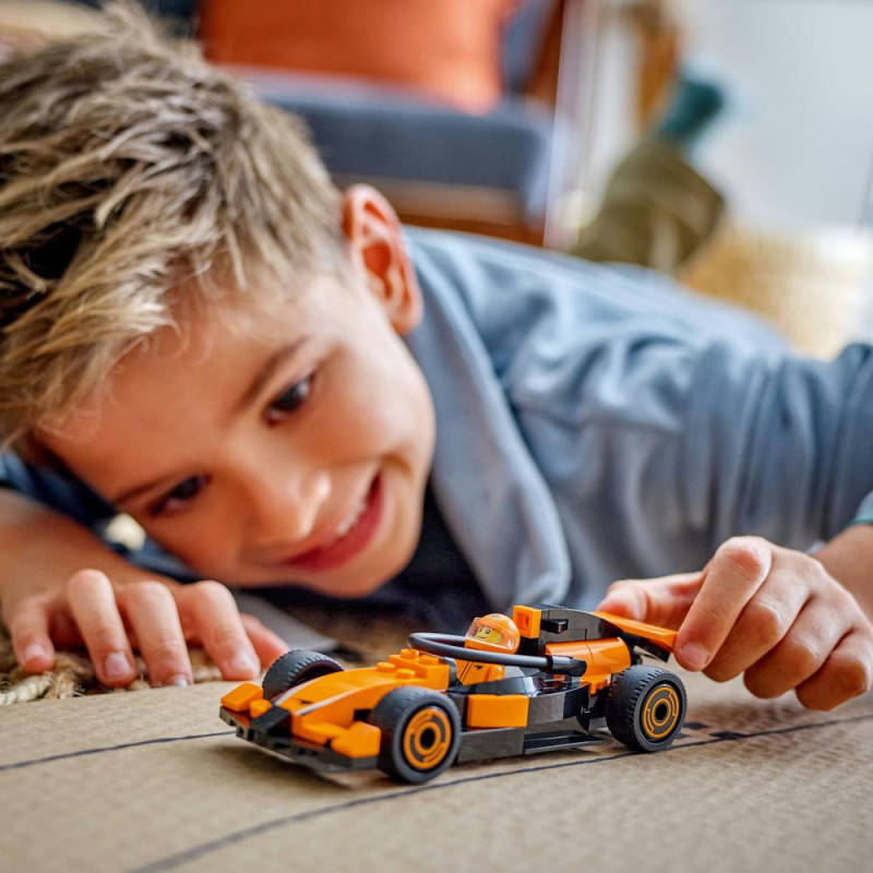 Jezdec F1&reg; se z&aacute;vodn&iacute;m vozem McLaren
