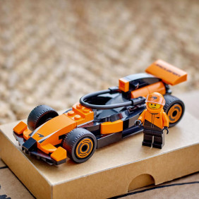 Jezdec F1&reg; se z&aacute;vodn&iacute;m vozem McLaren