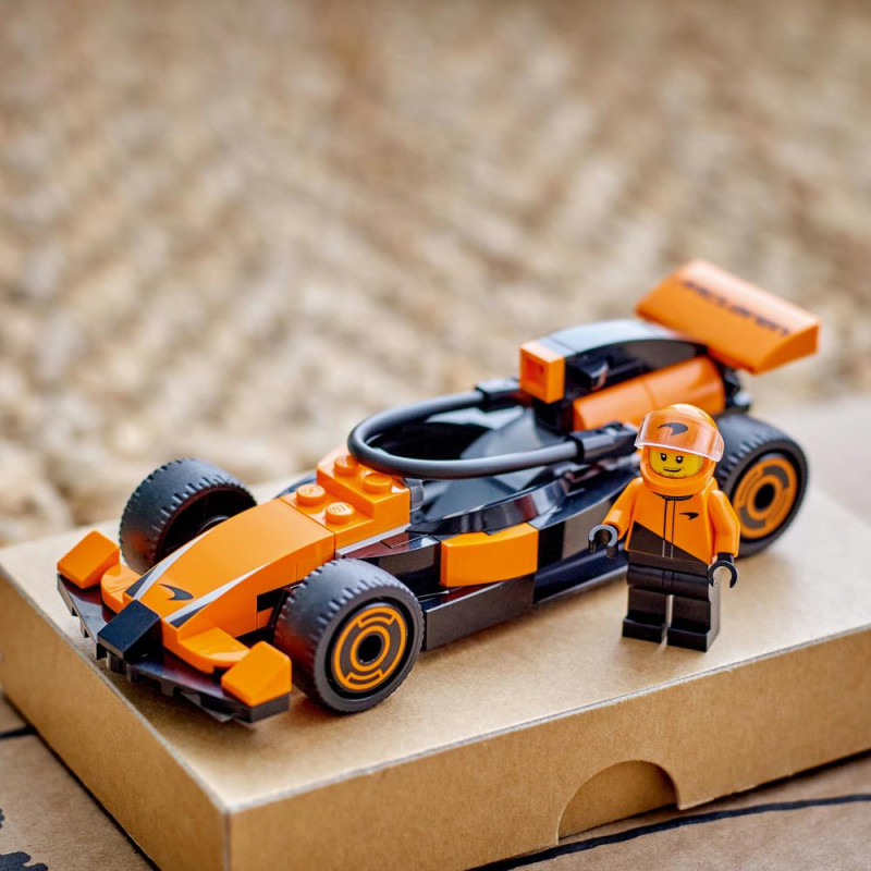 Jezdec F1&reg; se z&aacute;vodn&iacute;m vozem McLaren