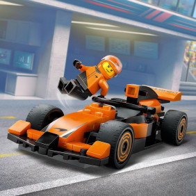 Jezdec F1&reg; se z&aacute;vodn&iacute;m vozem McLaren