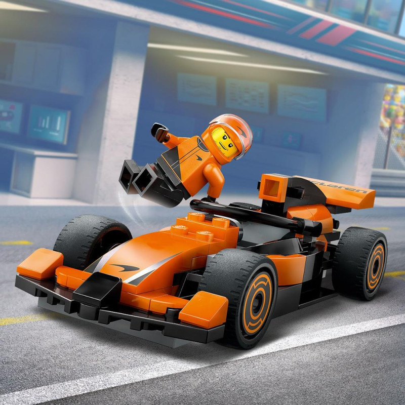 Jezdec F1&reg; se z&aacute;vodn&iacute;m vozem McLaren