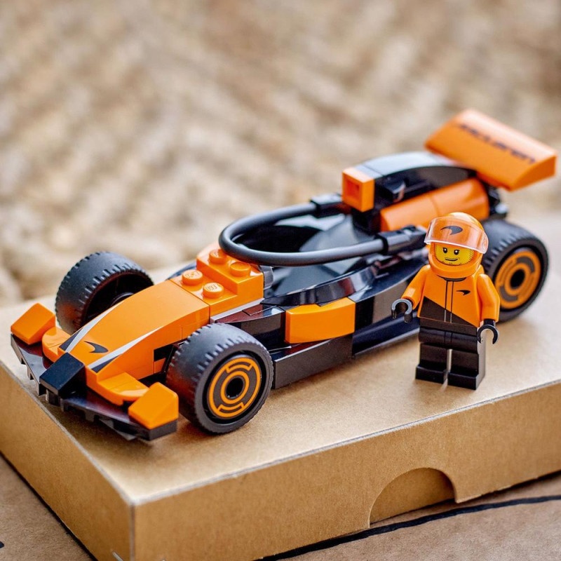 Jezdec F1&reg; se z&aacute;vodn&iacute;m vozem McLaren