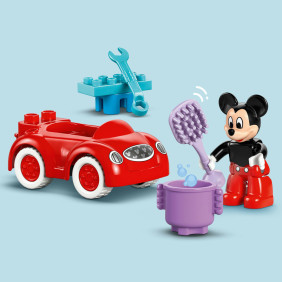 Mickeyho klub&iacute;k a auto