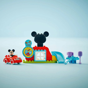 Mickeyho klub&iacute;k a auto