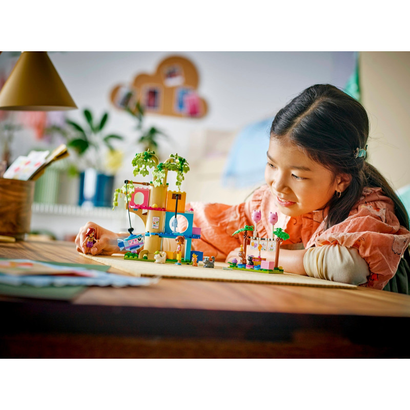 Kočičí narozeninová oslava a dům na stromě