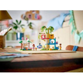 Kočičí narozeninová oslava a dům na stromě