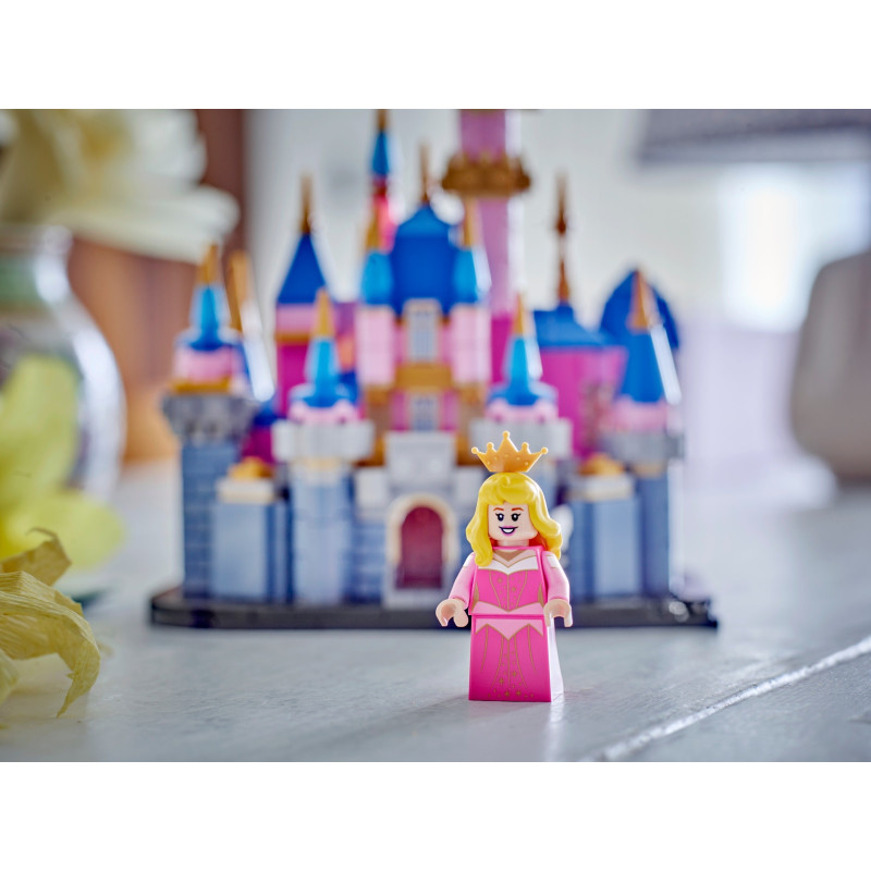 Miniaturn&iacute; z&aacute;mek Disneyho &Scaron;&iacute;pkov&eacute; Růženky
