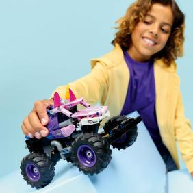 Monster Jam&trade; Sparkle Smash&trade; s natahovac&iacute;m motorem