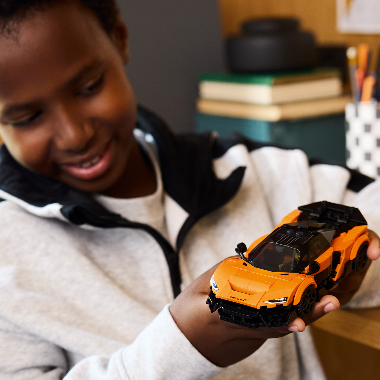 Z&aacute;vodn&iacute; auto McLaren na hran&iacute;